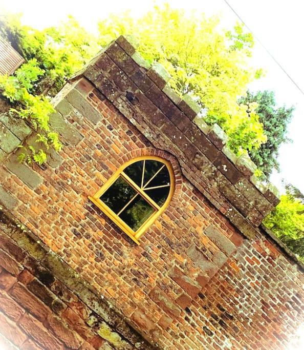Stay In A Castle! Unique & Luxurious Historical Apartment, Self Contained, Free Parking & Wi-Fi Chester Exterior photo